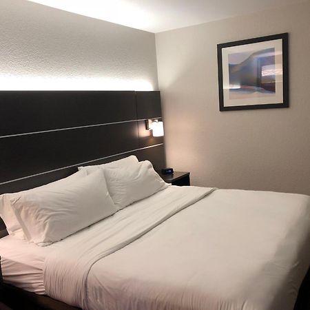 Holiday Inn Express Metropolis By Ihg Exteriör bild