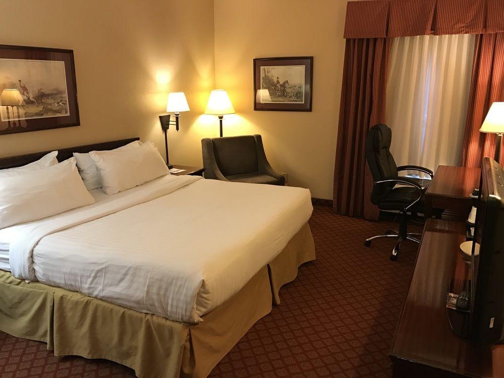 Holiday Inn Express Metropolis By Ihg Exteriör bild
