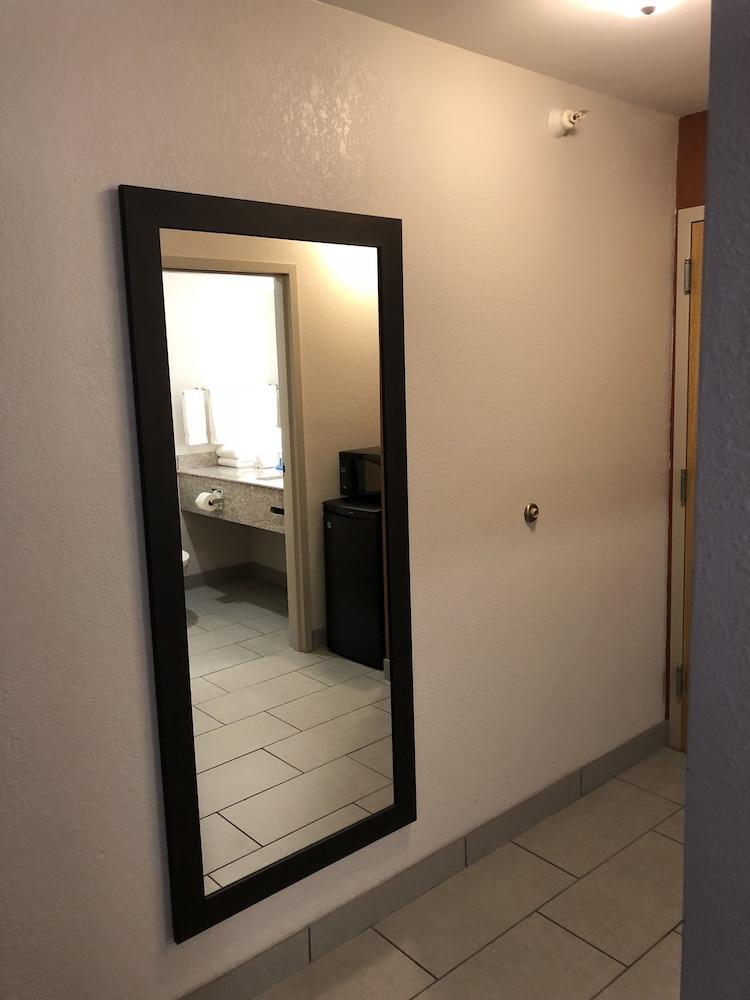 Holiday Inn Express Metropolis By Ihg Exteriör bild