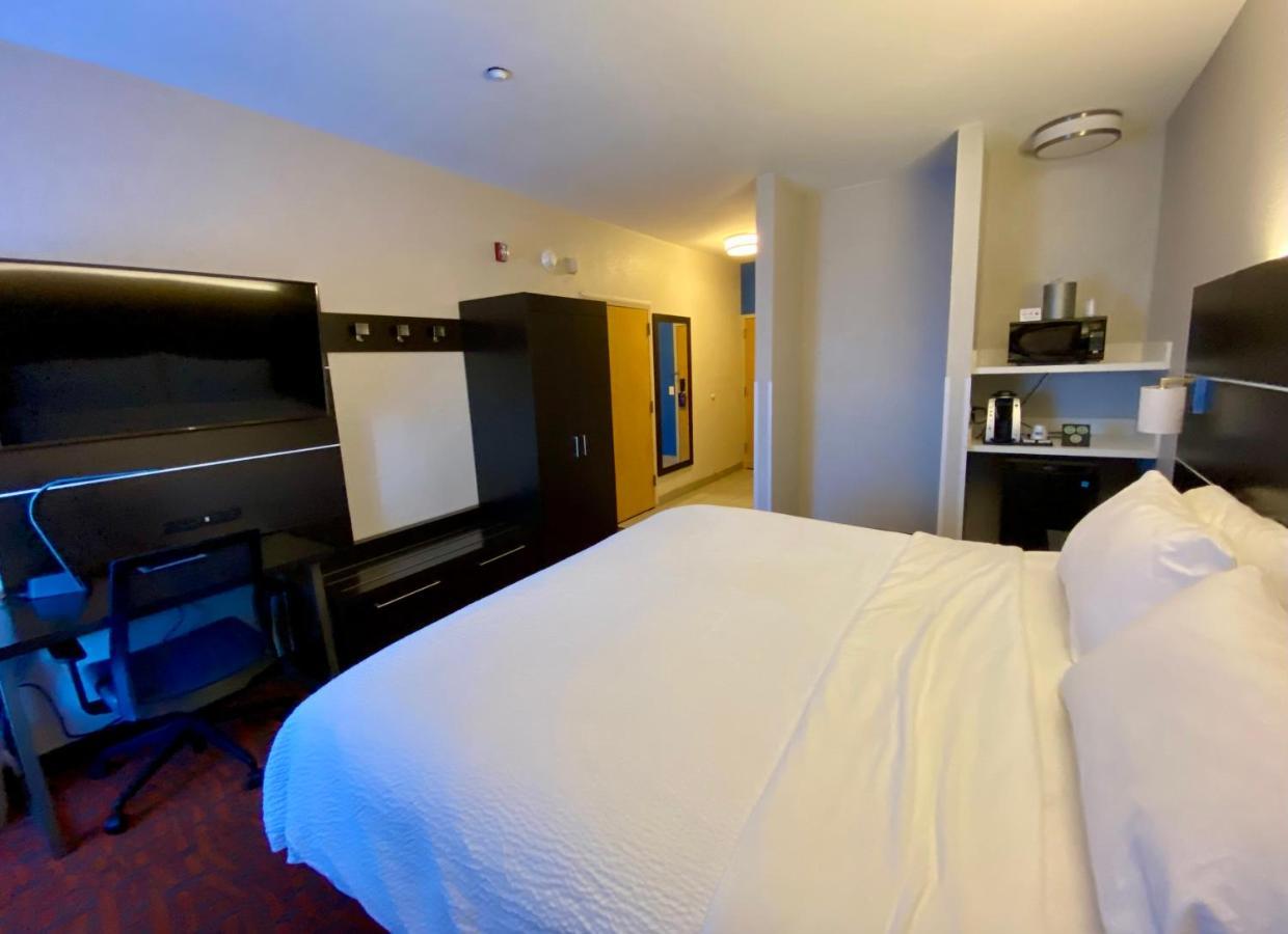 Holiday Inn Express Metropolis By Ihg Exteriör bild