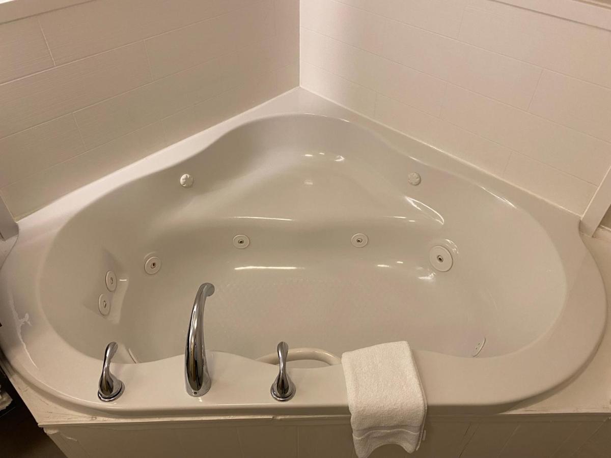 Holiday Inn Express Metropolis By Ihg Exteriör bild