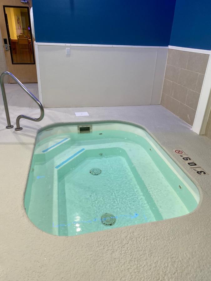 Holiday Inn Express Metropolis By Ihg Exteriör bild