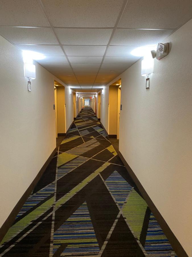 Holiday Inn Express Metropolis By Ihg Exteriör bild