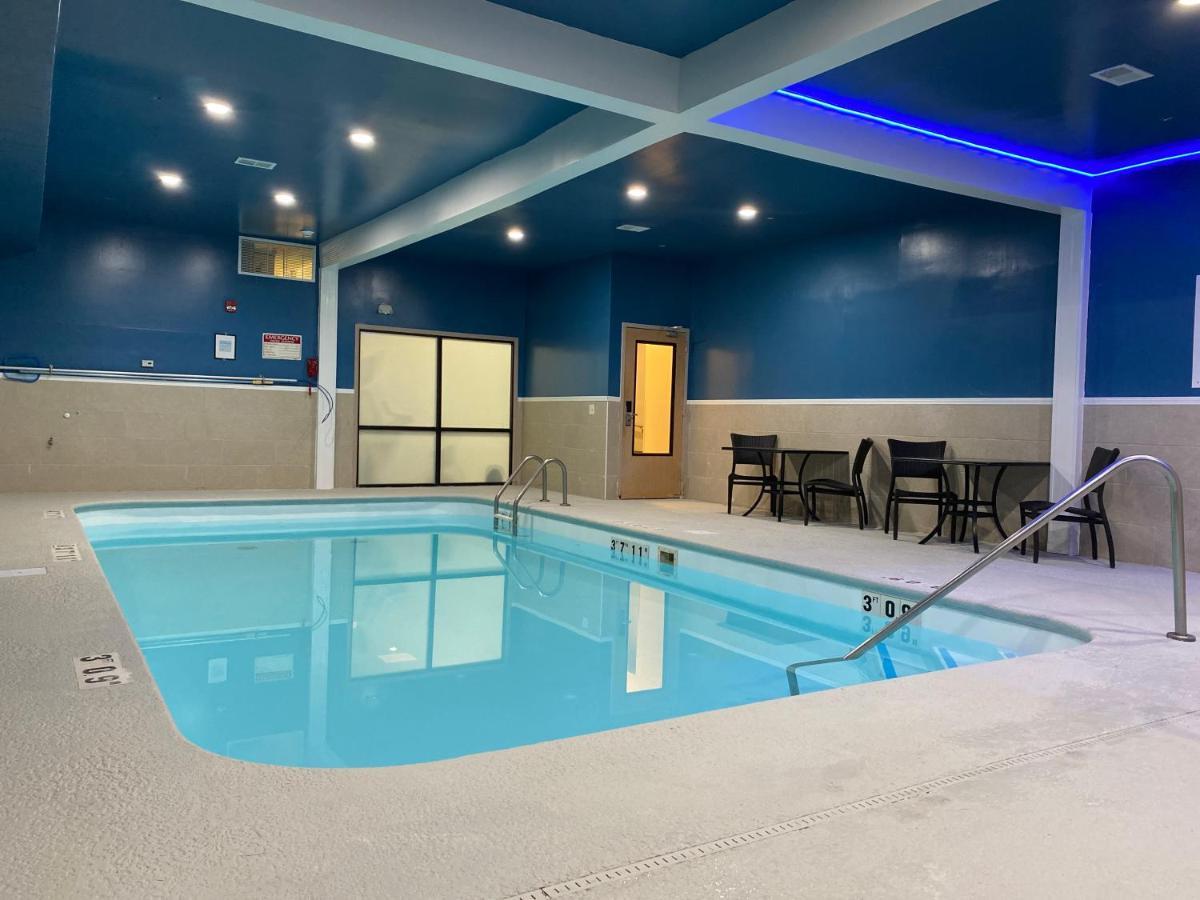 Holiday Inn Express Metropolis By Ihg Exteriör bild