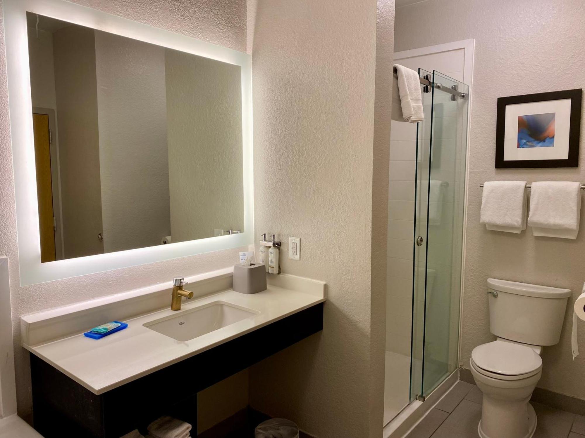 Holiday Inn Express Metropolis By Ihg Exteriör bild