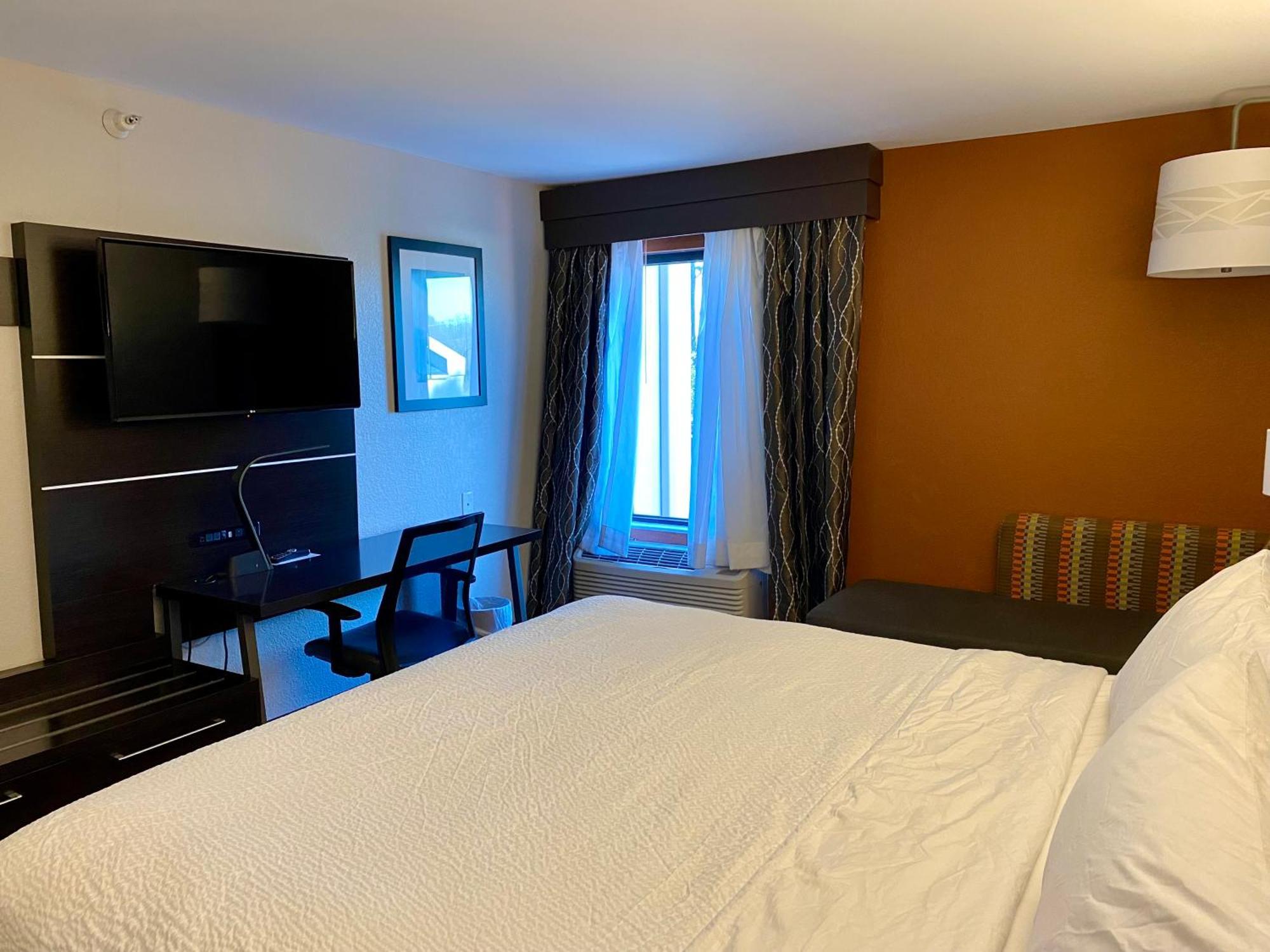 Holiday Inn Express Metropolis By Ihg Exteriör bild