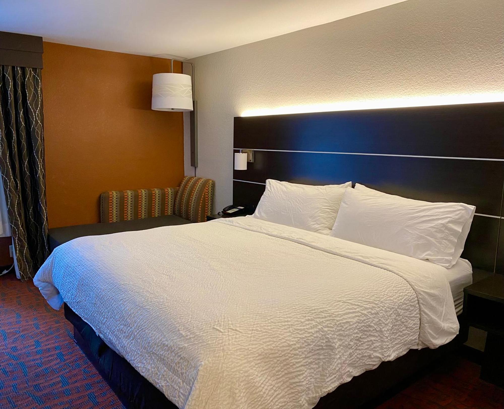 Holiday Inn Express Metropolis By Ihg Exteriör bild