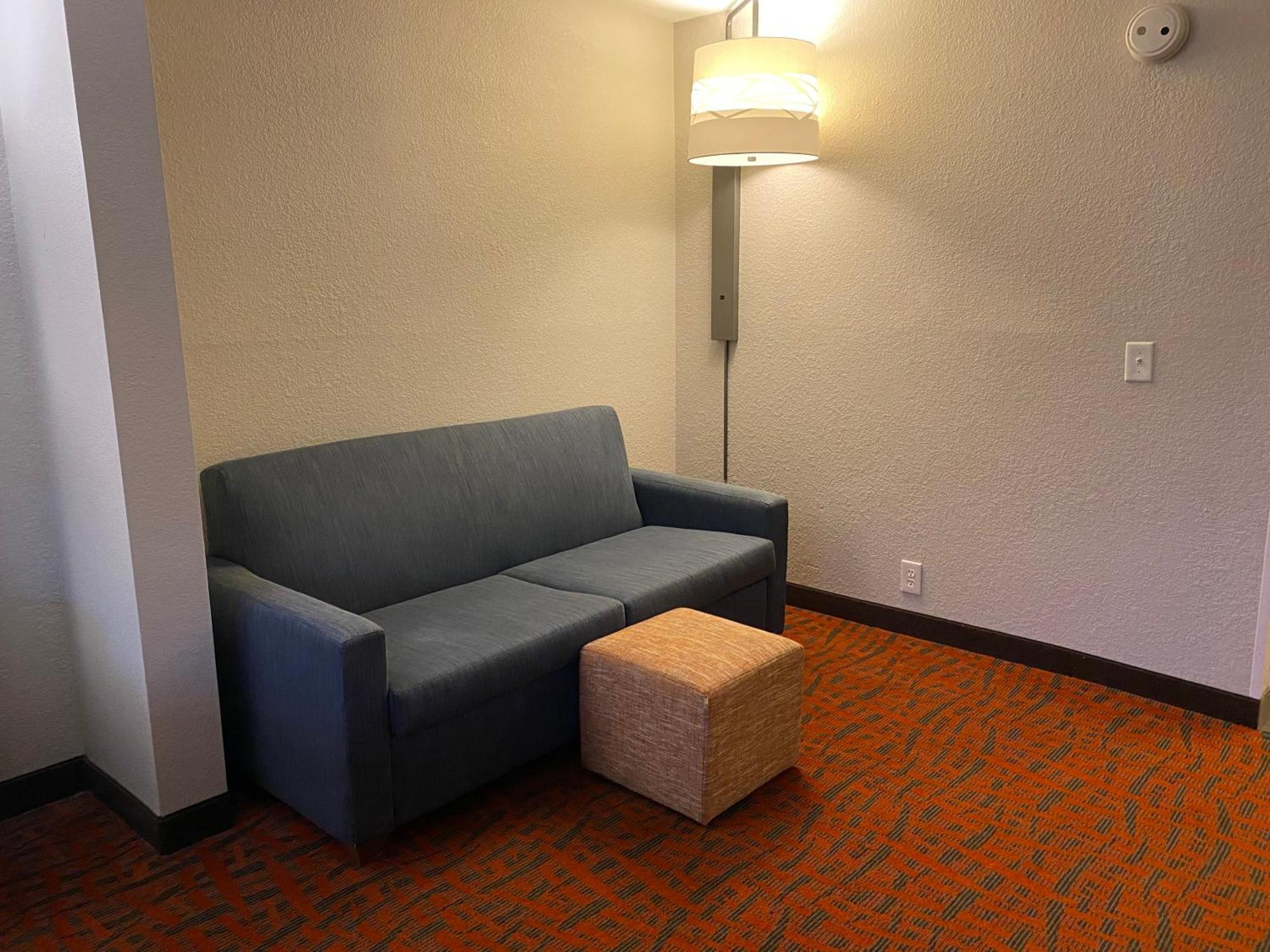 Holiday Inn Express Metropolis By Ihg Exteriör bild