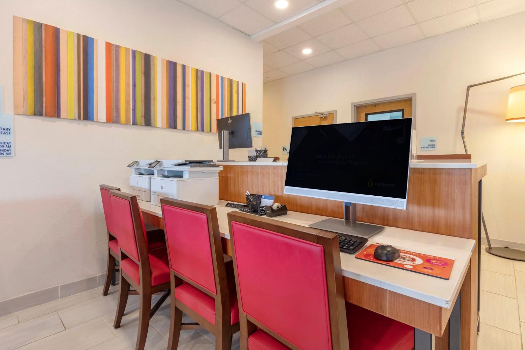 Holiday Inn Express Metropolis By Ihg Exteriör bild