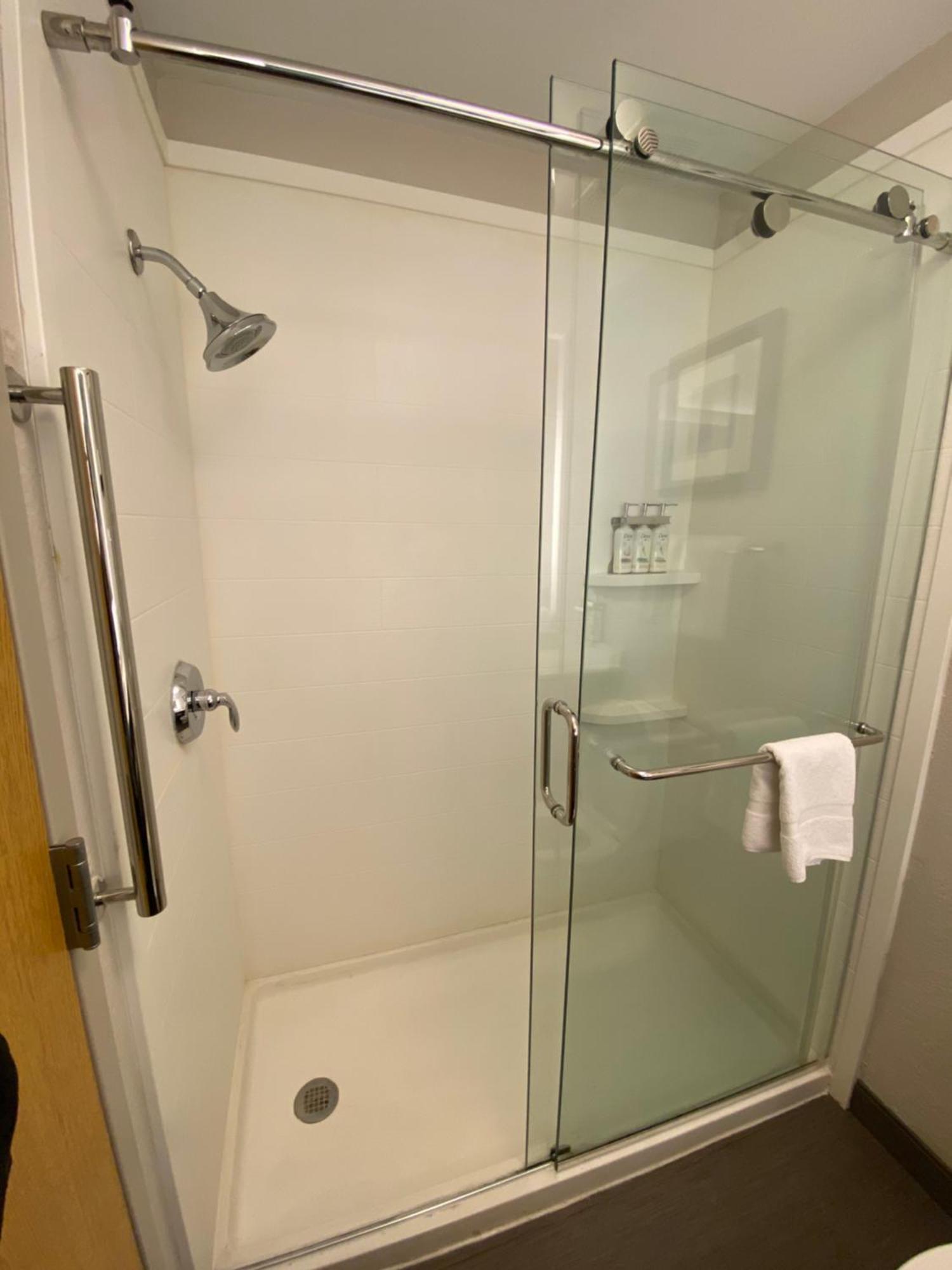 Holiday Inn Express Metropolis By Ihg Exteriör bild
