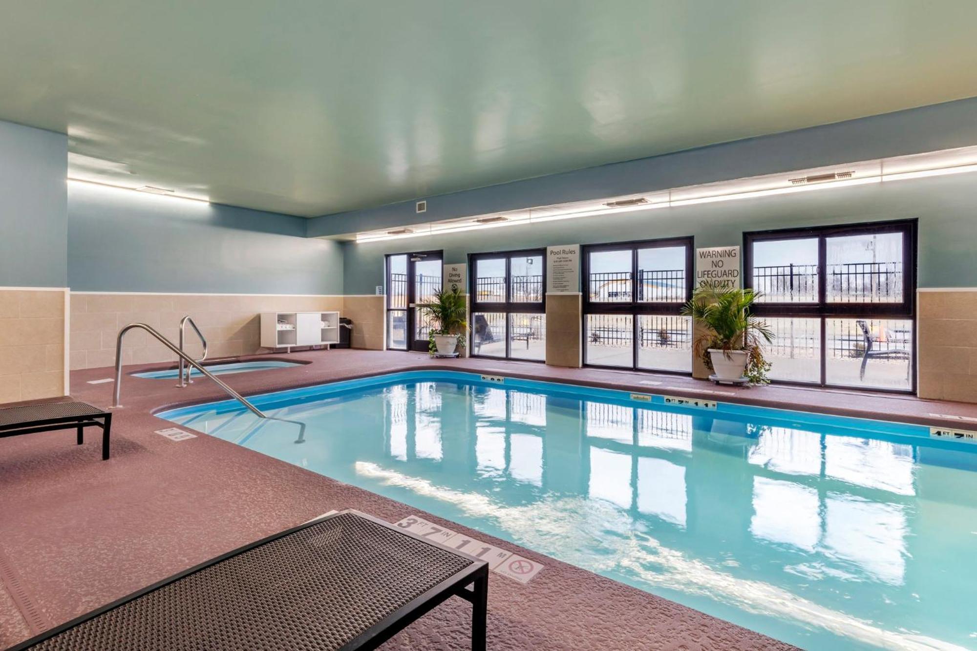 Holiday Inn Express Metropolis By Ihg Exteriör bild