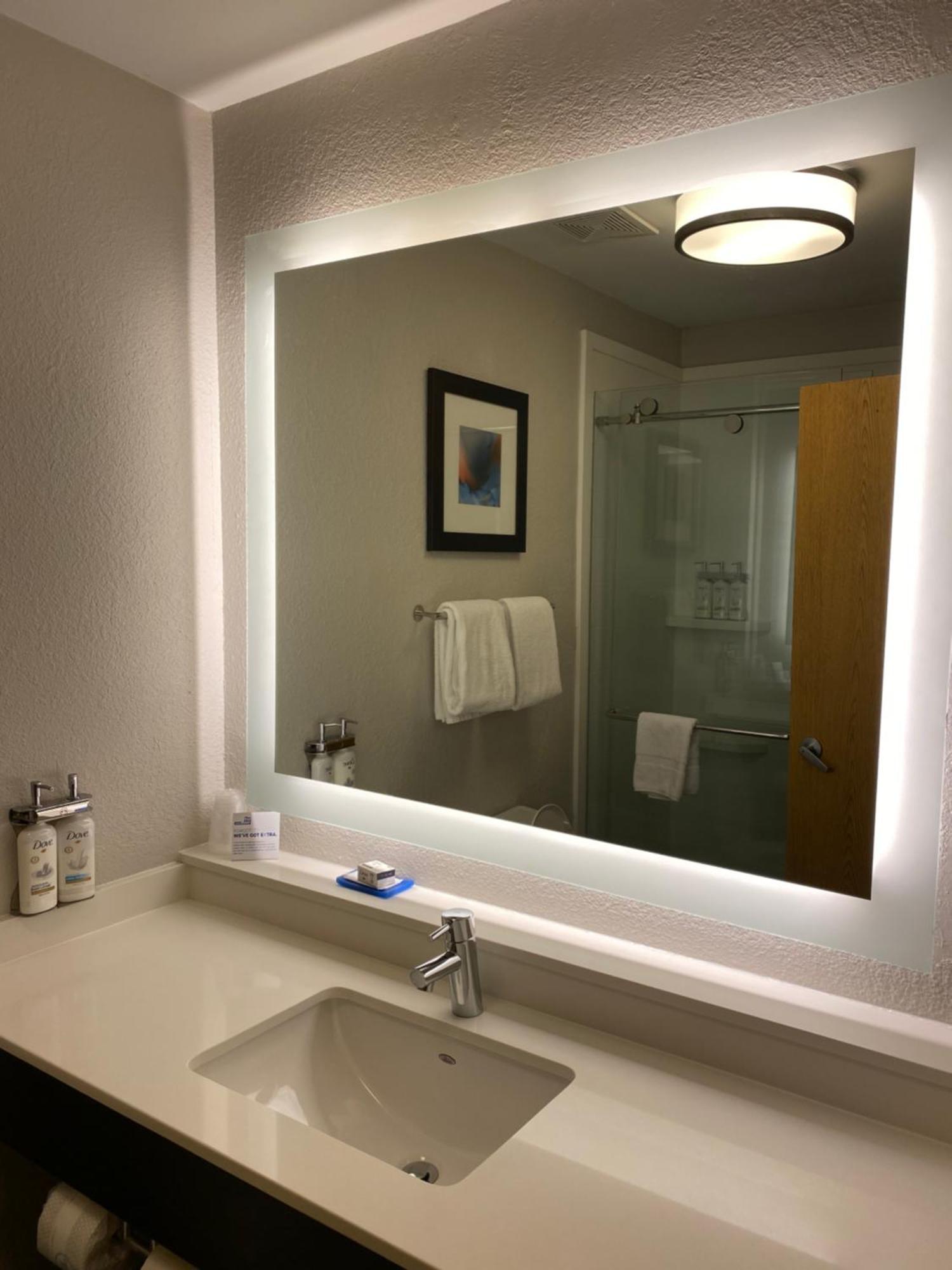 Holiday Inn Express Metropolis By Ihg Exteriör bild