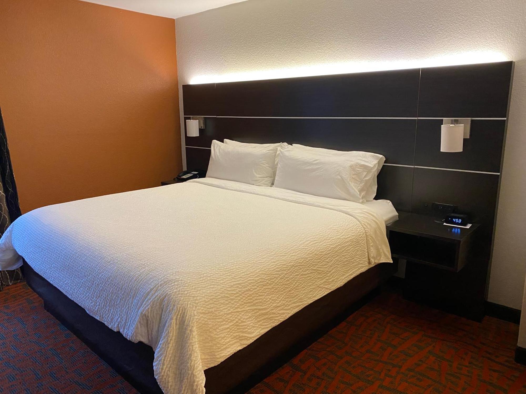 Holiday Inn Express Metropolis By Ihg Exteriör bild