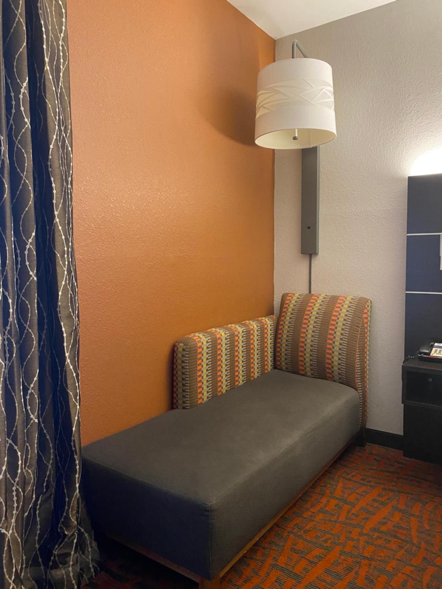 Holiday Inn Express Metropolis By Ihg Exteriör bild