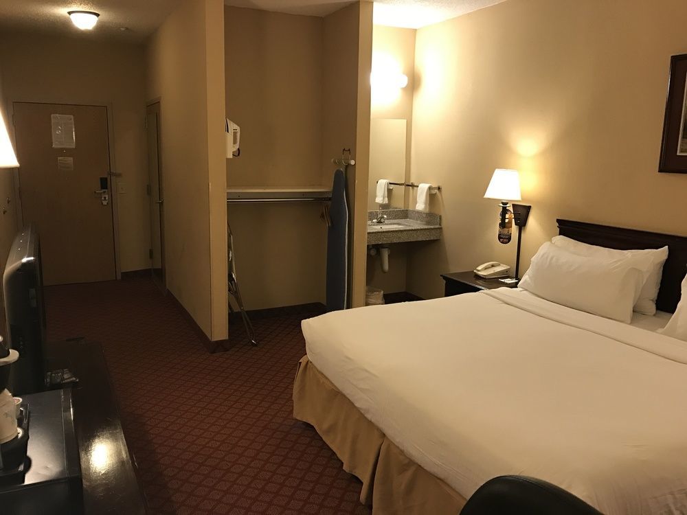 Holiday Inn Express Metropolis By Ihg Exteriör bild