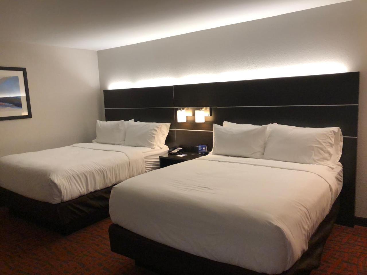 Holiday Inn Express Metropolis By Ihg Exteriör bild