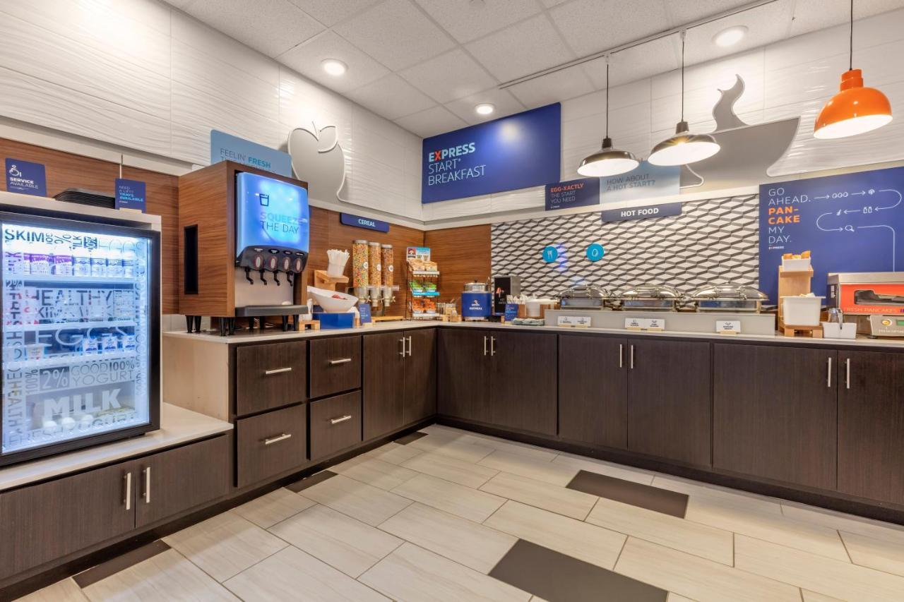 Holiday Inn Express Metropolis By Ihg Exteriör bild