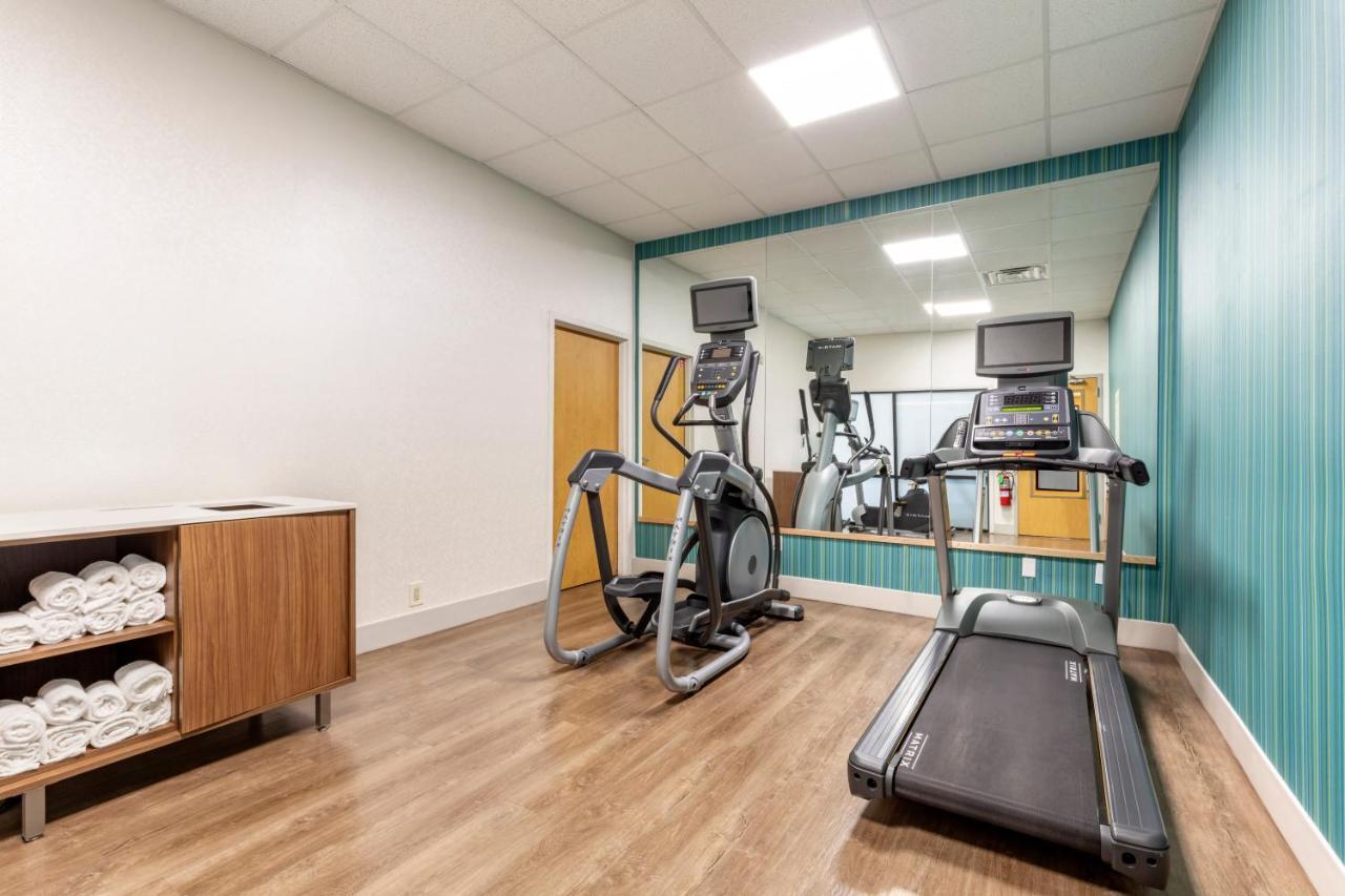 Holiday Inn Express Metropolis By Ihg Exteriör bild