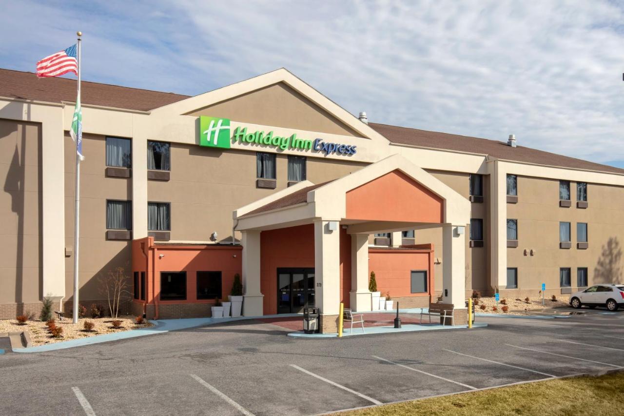 Holiday Inn Express Metropolis By Ihg Exteriör bild