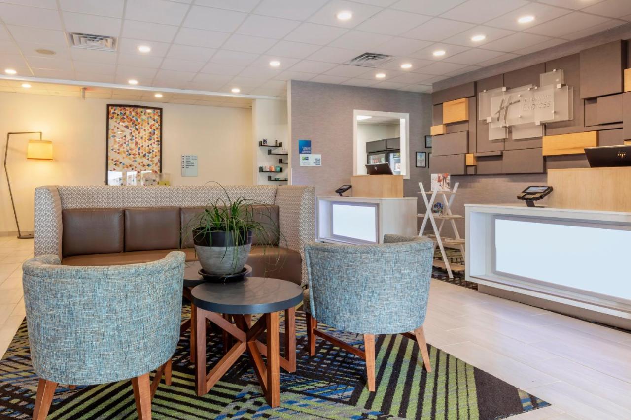 Holiday Inn Express Metropolis By Ihg Exteriör bild
