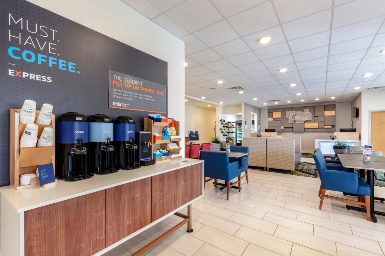 Holiday Inn Express Metropolis By Ihg Exteriör bild