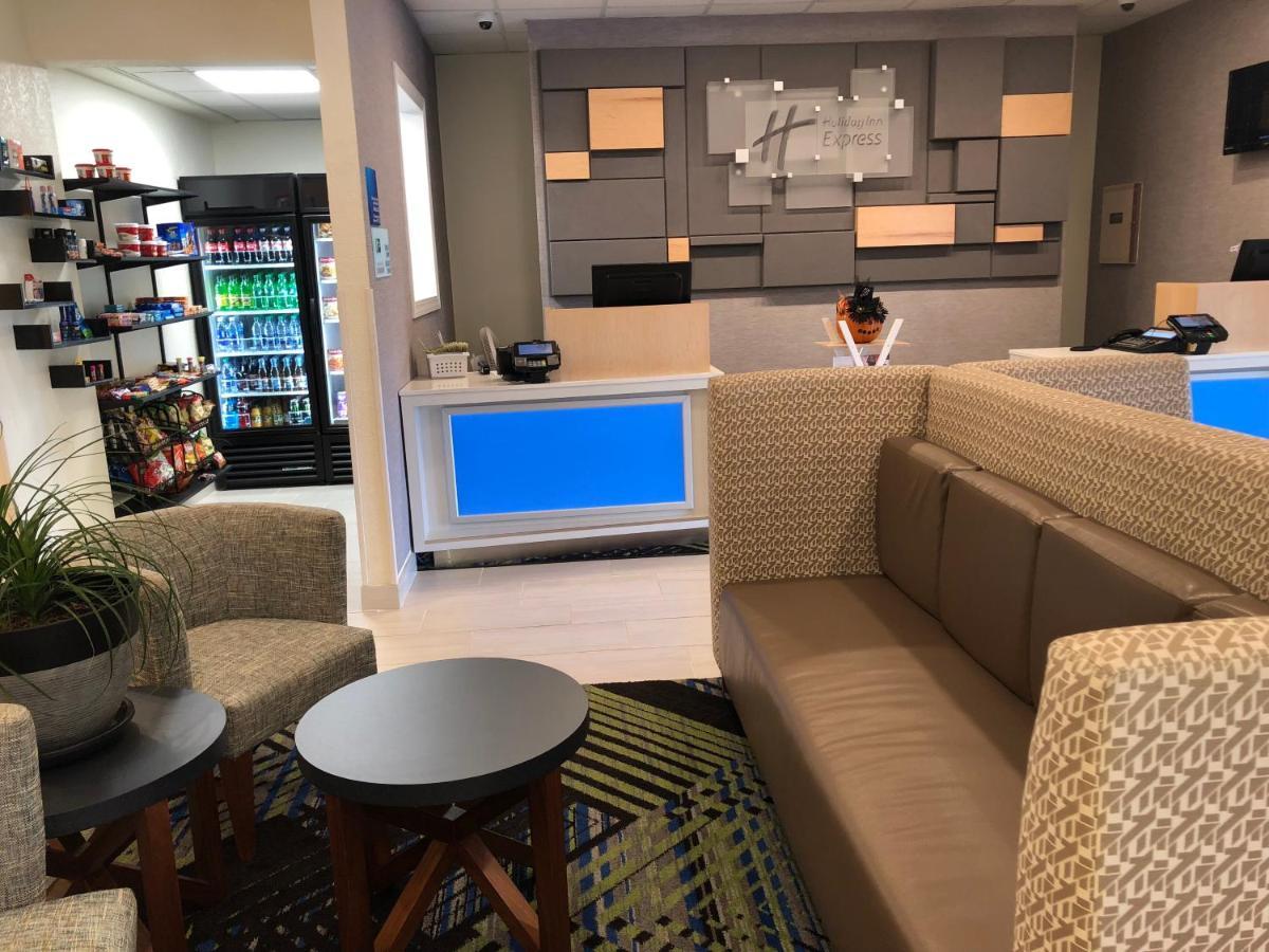 Holiday Inn Express Metropolis By Ihg Exteriör bild